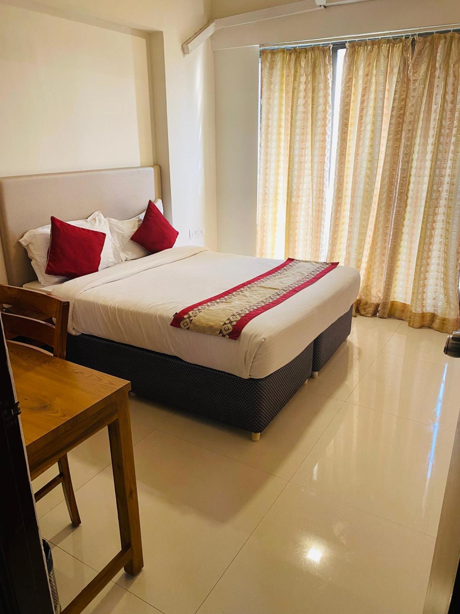 Mumbai House Luxury Apartments Santacruz East, Bombay Exterior foto
